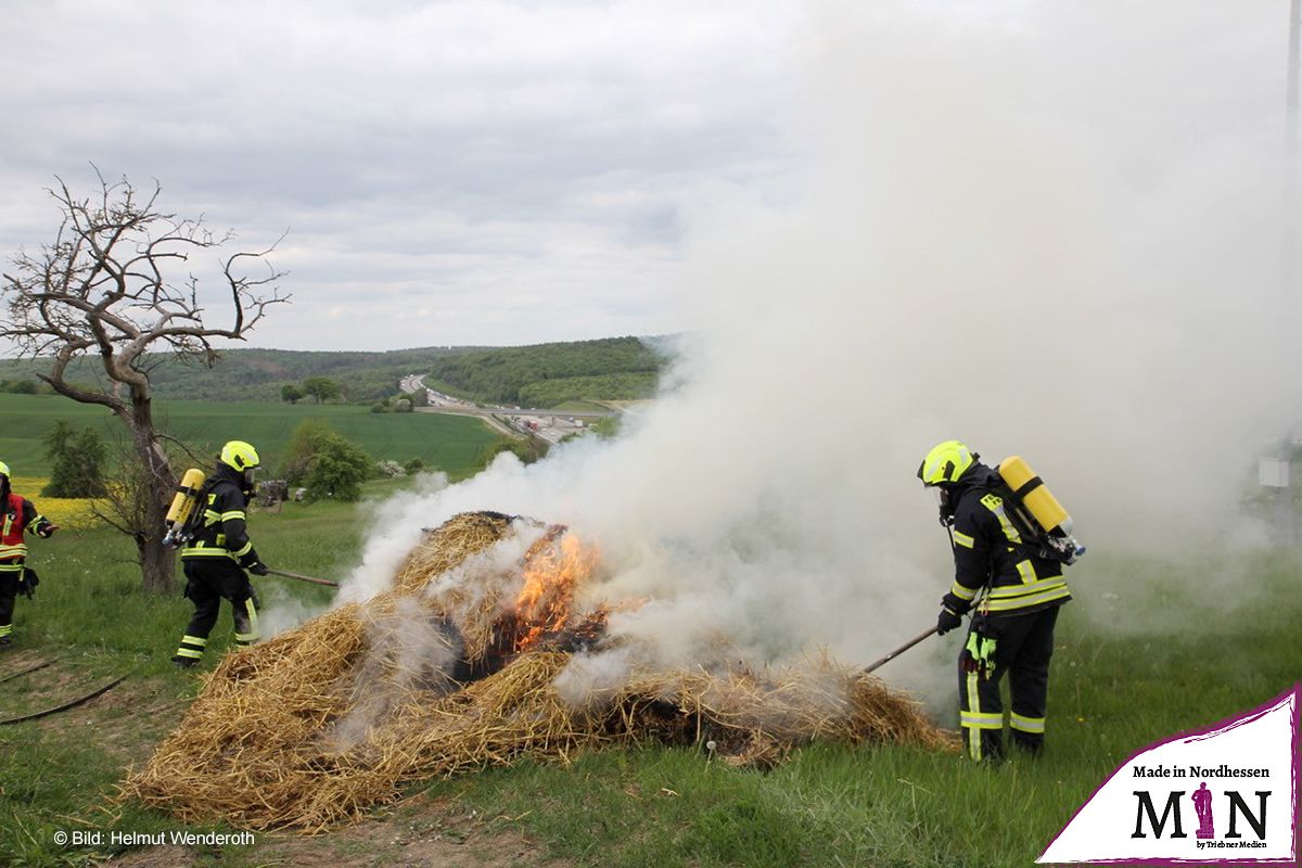 Felsberg - Heßlar: Brand von Rundballen