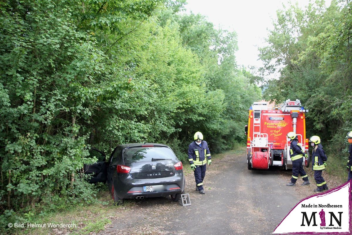 Frau von Feuerwehrleuten aus Auto befreit