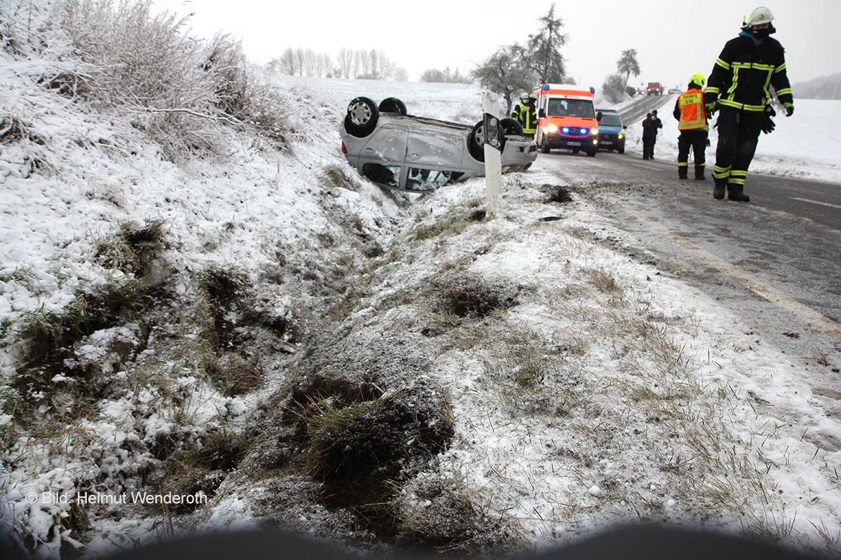 Felsberg: Unfall auf schneebedeckten Fahrbahn