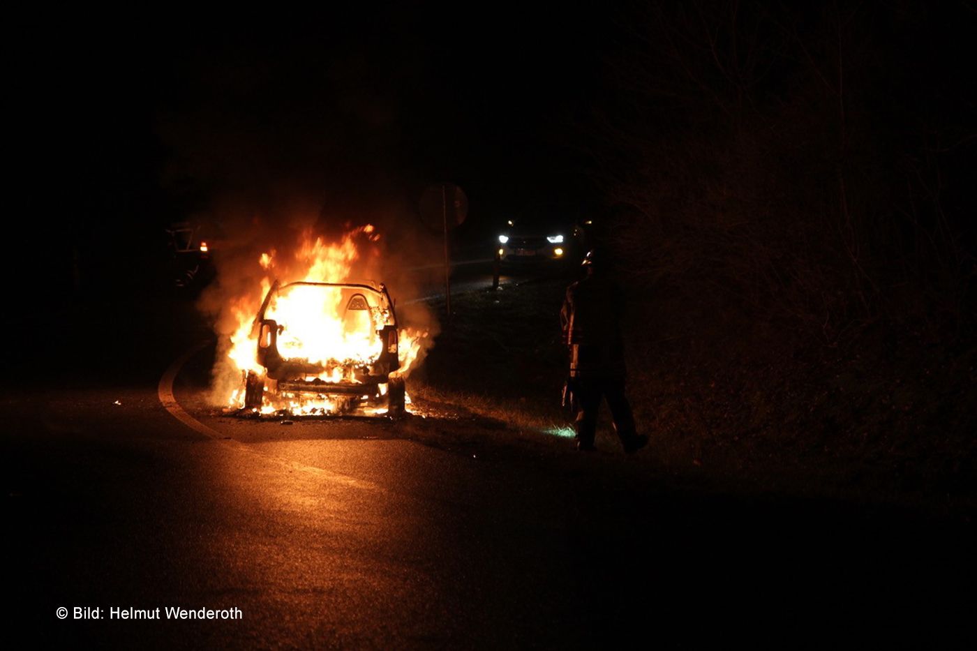 PKW Brand in der Ausfahrt Guxhagen